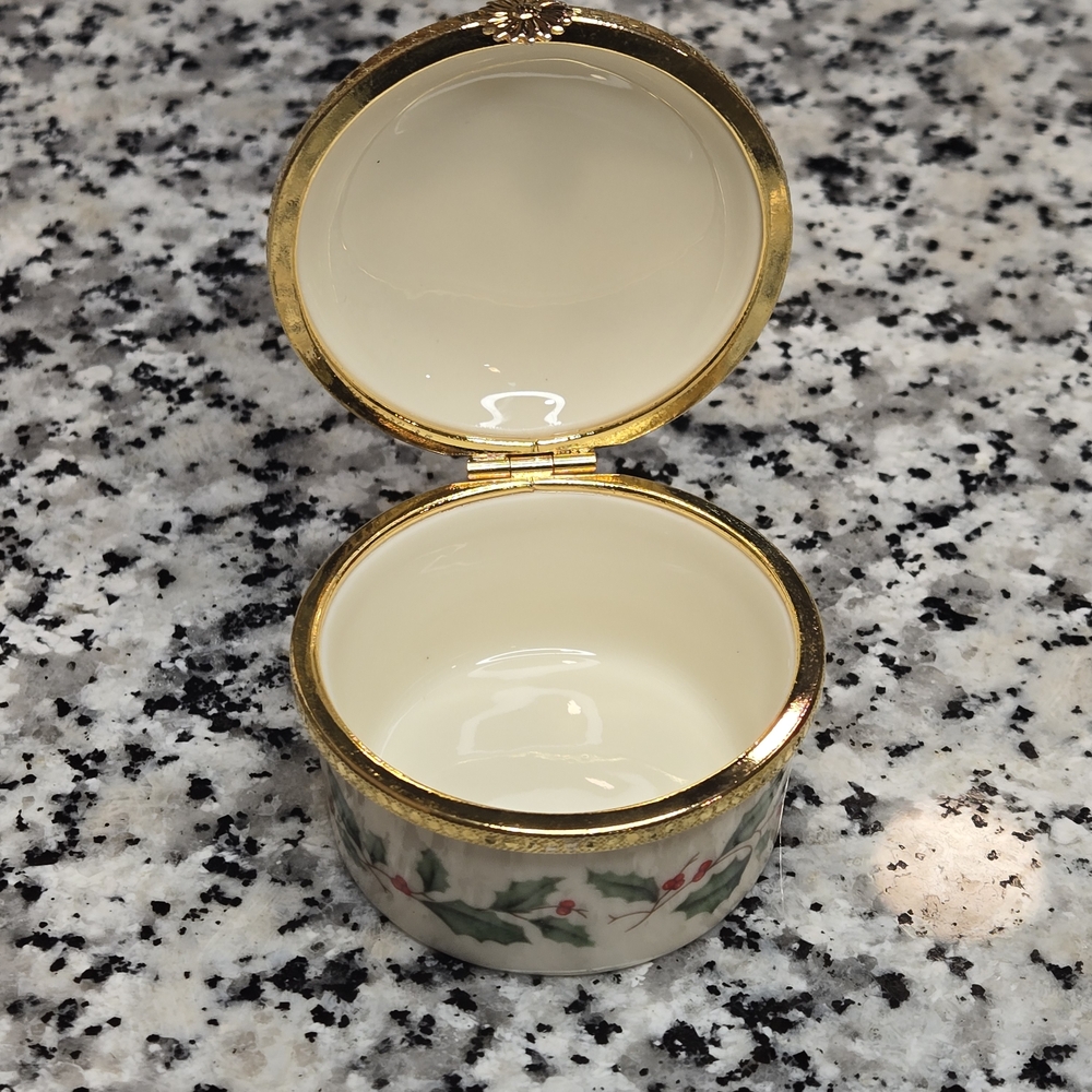 Lenox Holiday Holly & Berries Hinged Trinket Box - Gold Trim - Small